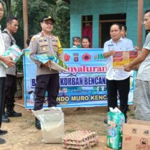 PT. IMK Bersama Unsur Tripika Salurkan Bantuan Banjir di Kelurahan Tumbang Lahung